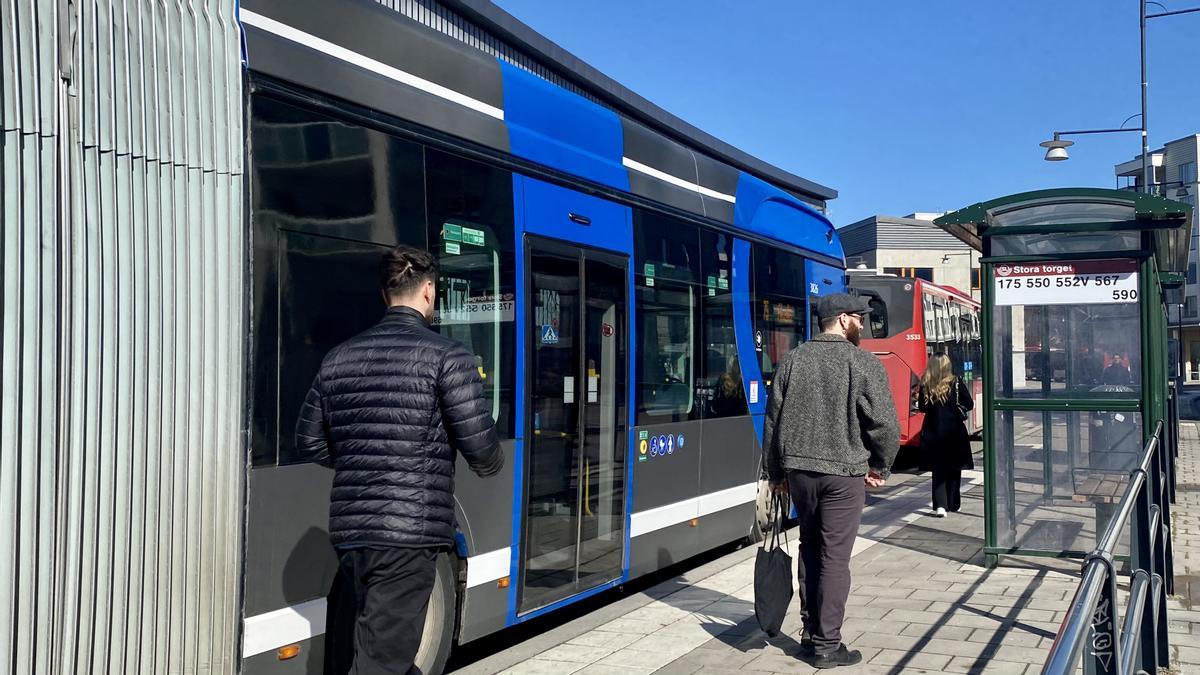 La parada de bus de Barkarby, con un bus azul BRT que llega en seis minutos a la terminal de trenes