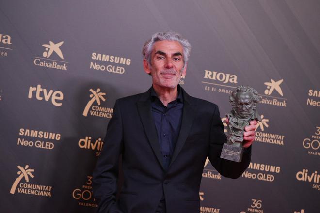 Kiko de la Rica posan con su Goya  a la mejor fotografía especiales  en la 36ª gala de los Premios Goya