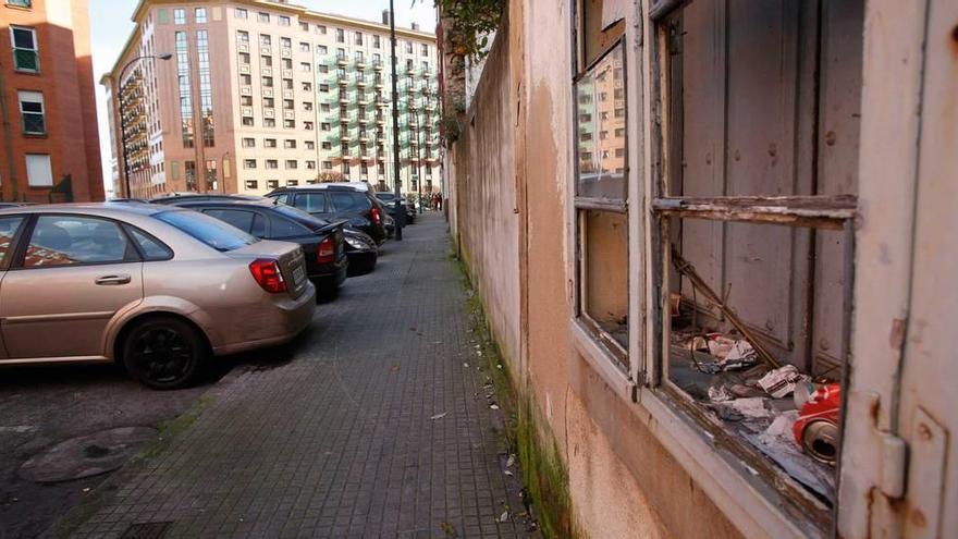 Quejas por el mal estado de las aceras en la avenida de Gijón