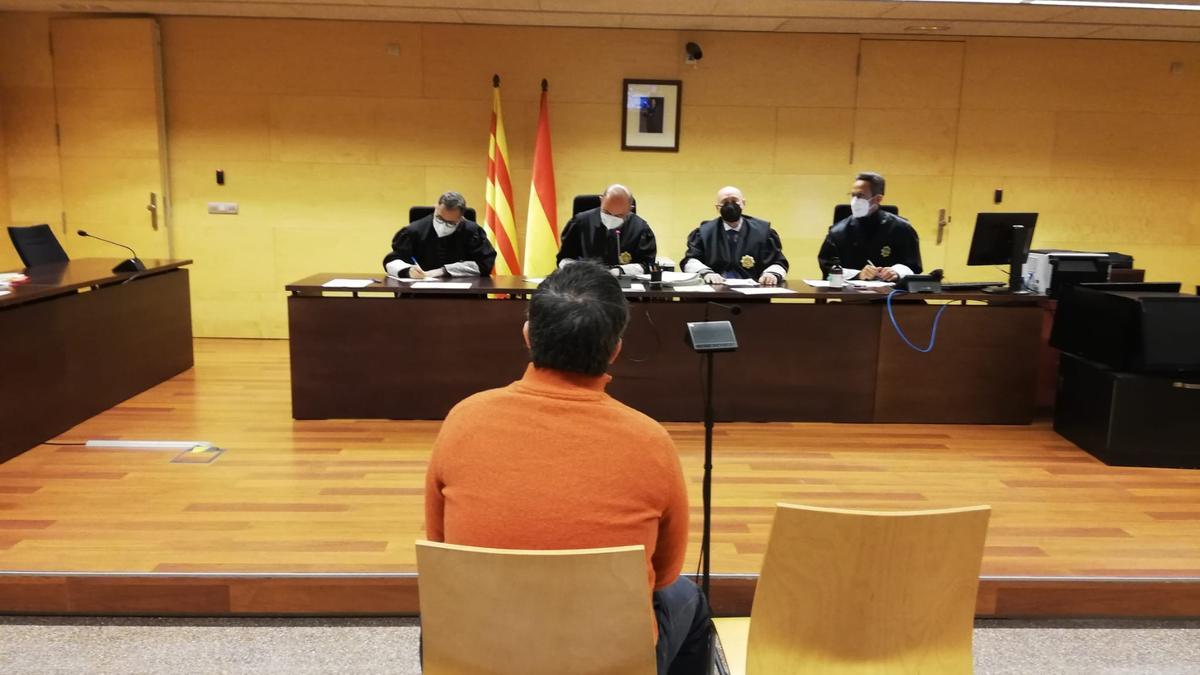 L&#039;acusat, d&#039;esquenes durant el judici a l&#039;Audiència de Girona