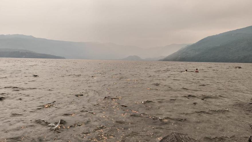 El Lago de Sanabria, completamente cubierto por el humo de los incendios