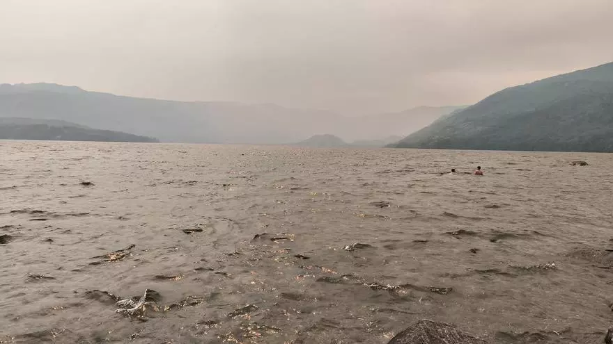 El Lago de Sanabria, completamente cubierto por el humo de los incendios