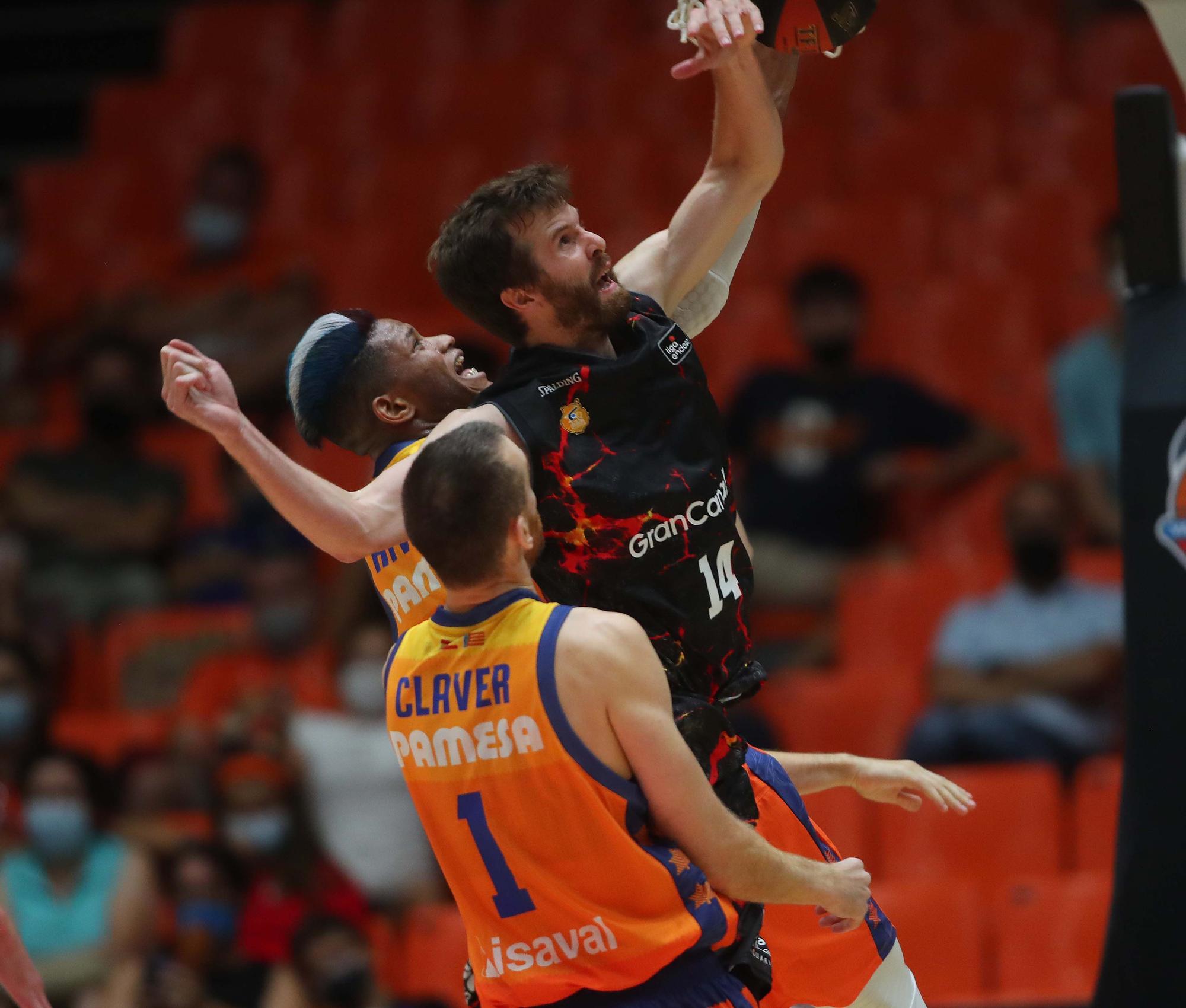 Partido entre el Valencia Basket y el Gran Canaria . Torneo Ciutat de València