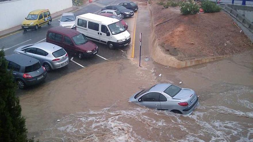 Un coche engullido por el agua ayer en la zona de Orihuela Costa