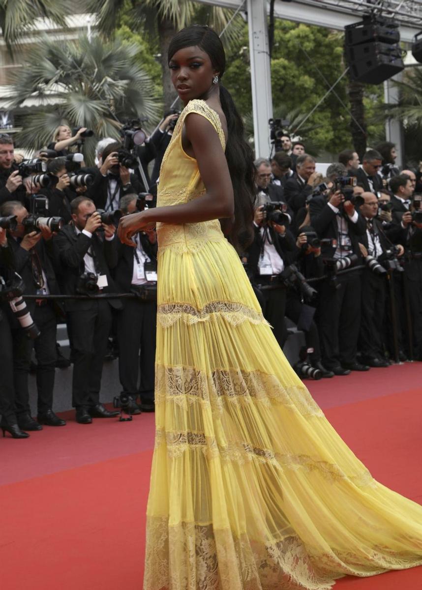 El vestido amarillo de Leomie Anderson es pura fantasía