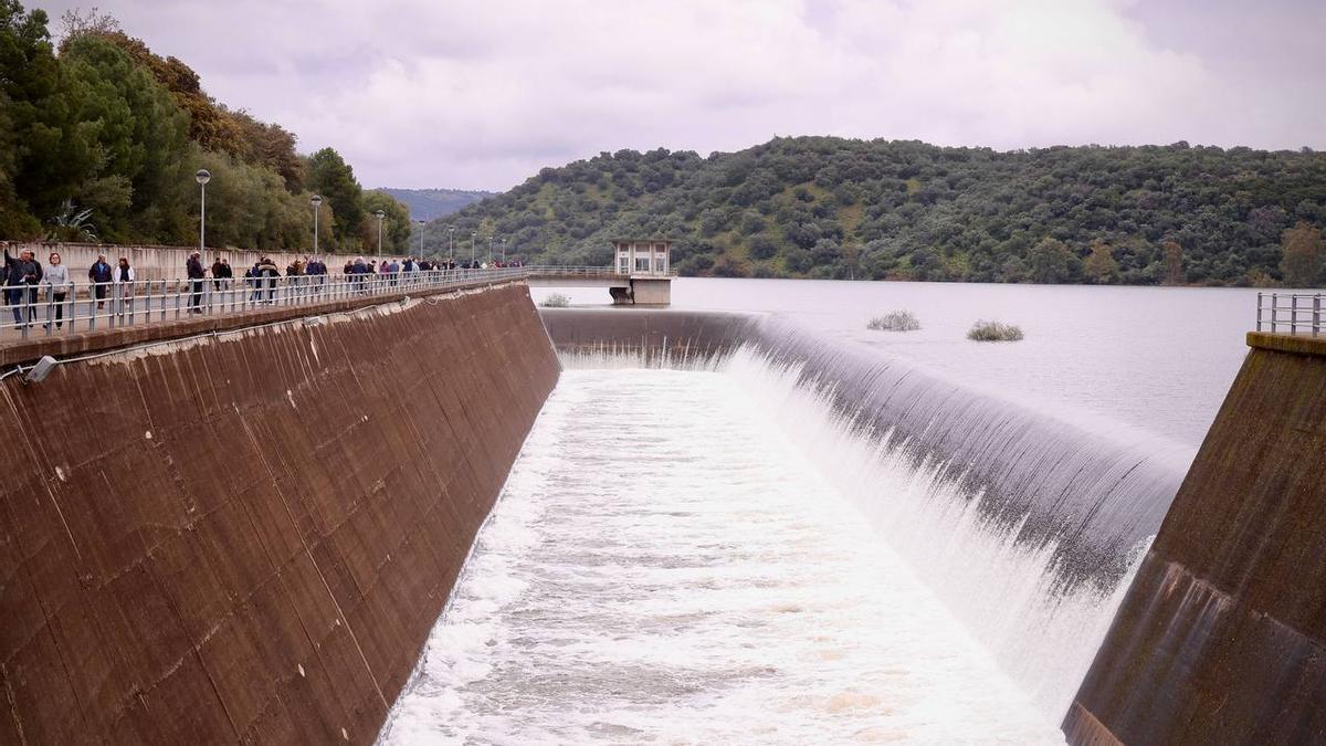 Imagen del embalse de Navallana.