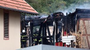 Bomberos en el albergue incendiado en el este de Francia