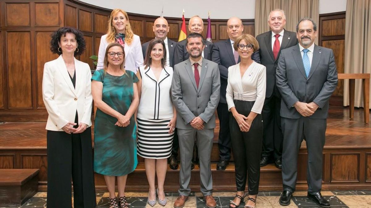 El rector de la ULL con su equipo.