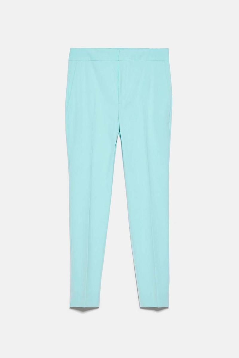 Pantalón de primavera en color azul celeste de Zara. (Precio: 9,99 euros)