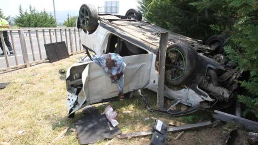 Dos jóvenes, muy graves tras volcar su coche en el puente internacional de Tui