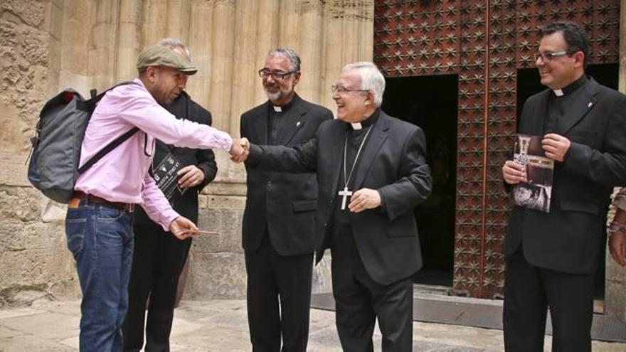 El obispo de la diócesis Orihuela-Alicante, Jesús Murgui, entrega la credencial número 2.000 a un peregrino en la Catedral de Orihuela.