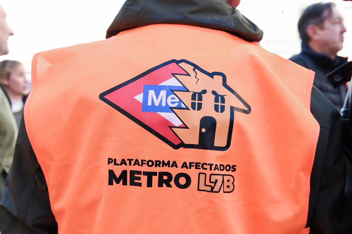 Uno de los chalecos de la Plataforma de Afectados por la línea de Metro 7B de San Fernando de Henares.