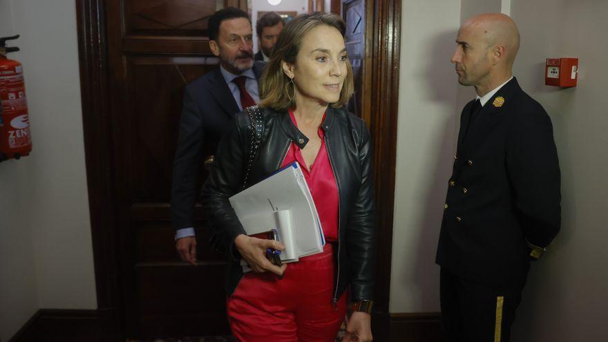 Cuca Gamarra a la salida de la comisión de secretos oficiales. Bal y Espinosa de los Monteros, detrás.