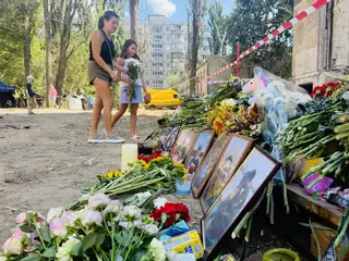 Silencio, lágrimas y rabia en el epicentro del ataque ruso más mortífero en Kiev de 2025: "Éramos civiles. ¡Civiles! Que el mundo lo sepa"