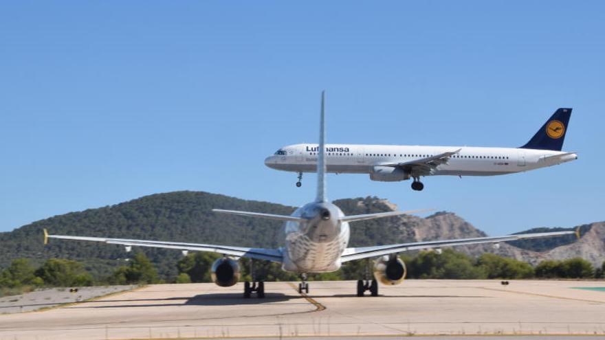 Aviones en el aeropuerto de Ibiza.