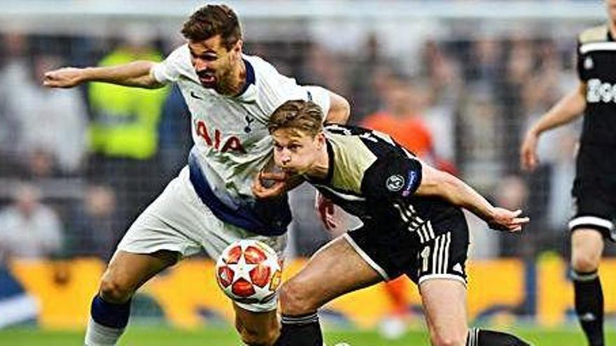 Fernando Llorente pugna amb Frankie de Jong per la pilota