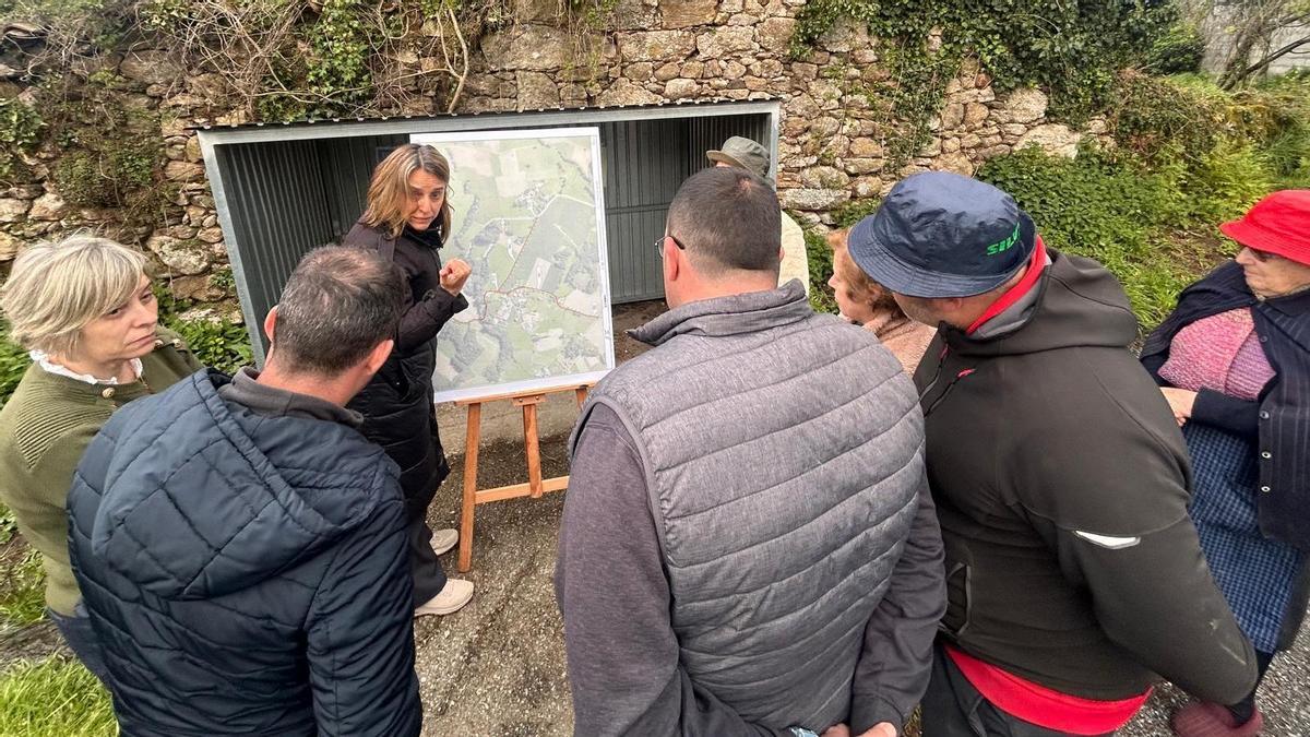 La alcaldesa, Paula Fernández Pena, con los vecinos de Sar el pasado mes de abril.