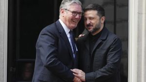 El primer ministro británico, Keir Starmer, y el presidente de Ucrania, Volodímir Zelenski, este lunes en Londres.