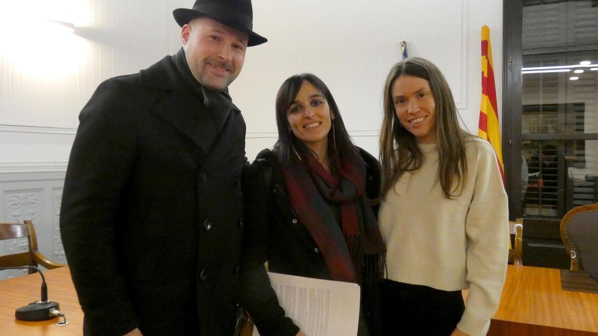 Àlex Guirado i Júlia March coneguent Sílvia Orriols després del ple de dimarts passat