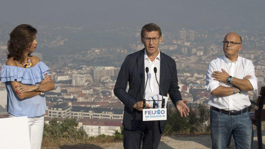 Feijóo, esta mañana en Ourense con Marisol Díaz y José Manuel Baltar. // Efe