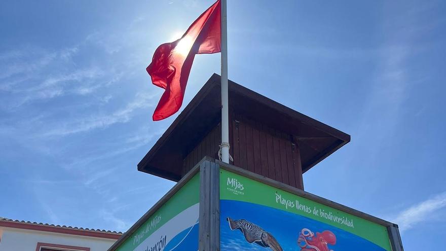 La rotura de una tubería provoca el cierre de la playa del Charcón en Mijas