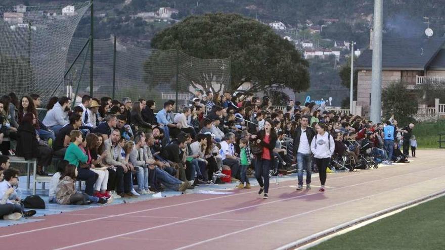 Una vista de las repletas gradas supletorias del campus. // J. R.