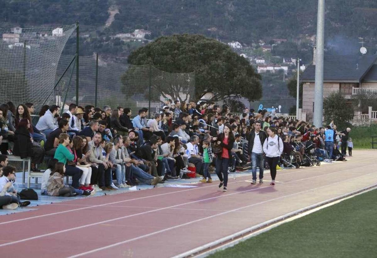 Una vista de las repletas gradas supletorias del campus. // J. R.