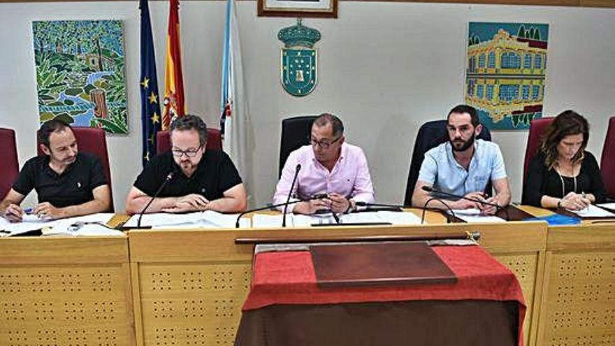 El alcalde y miembros del Gobierno local de Carral, durante un pleno.