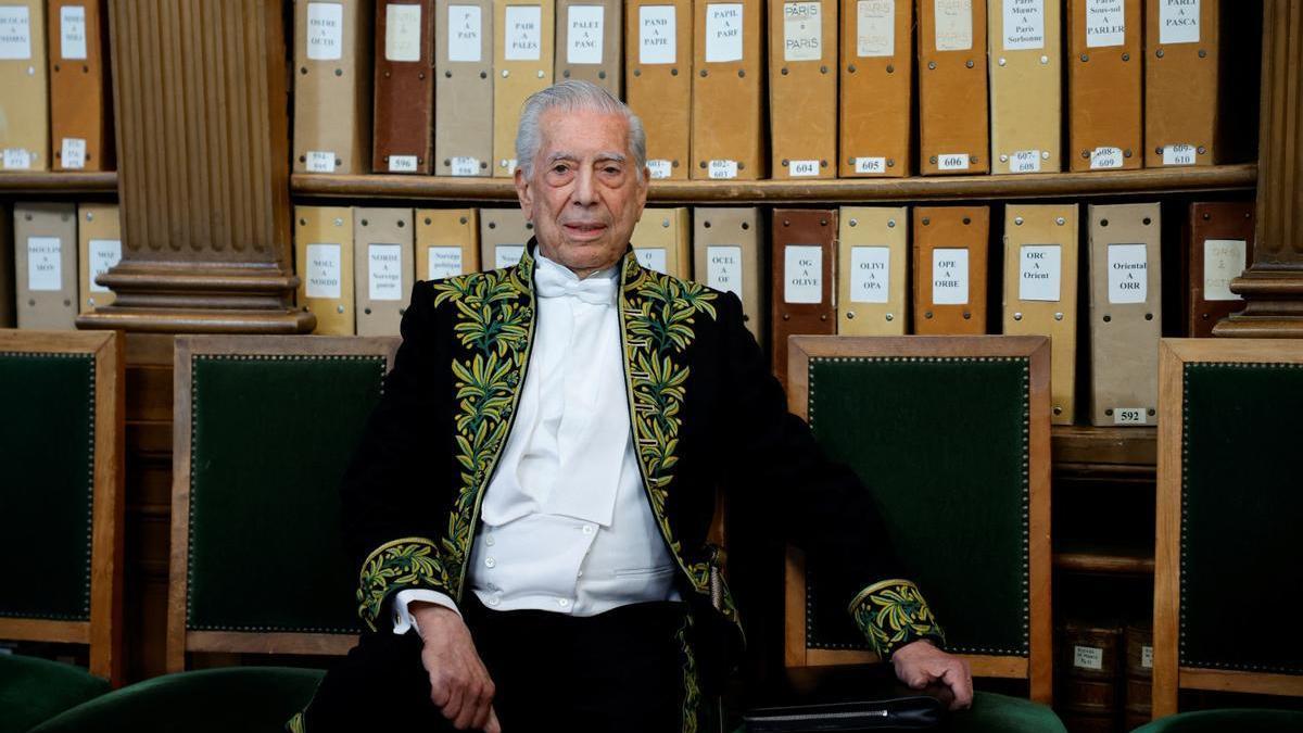 Mario Vargas Llosa, antes de la ceremonia de ingreso en la Academia Francesa. /