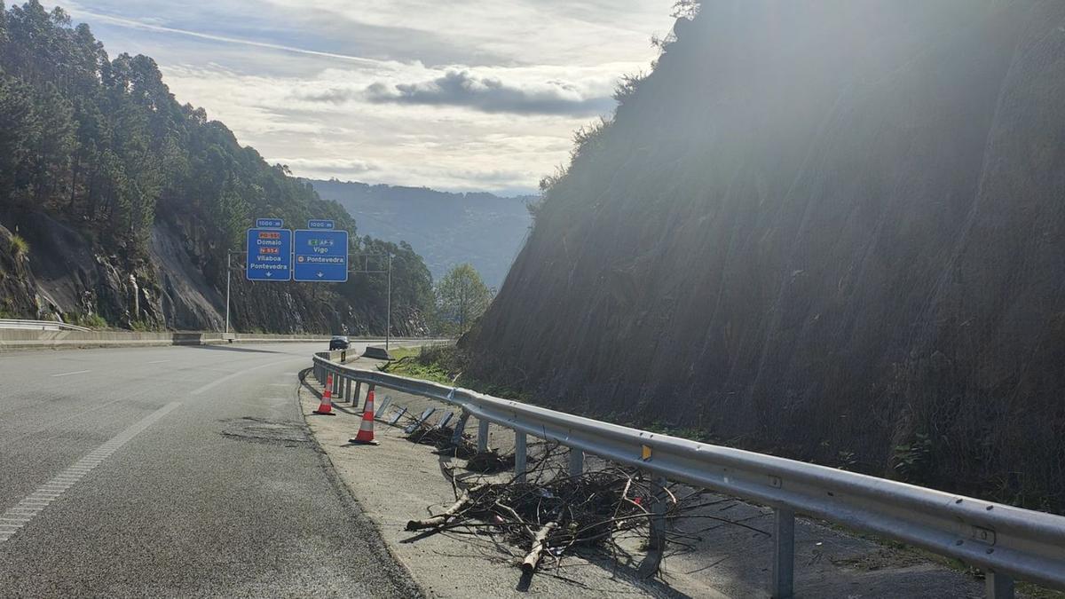 Barrera dañada por una salida de vía antes del túnel de Montealegre.