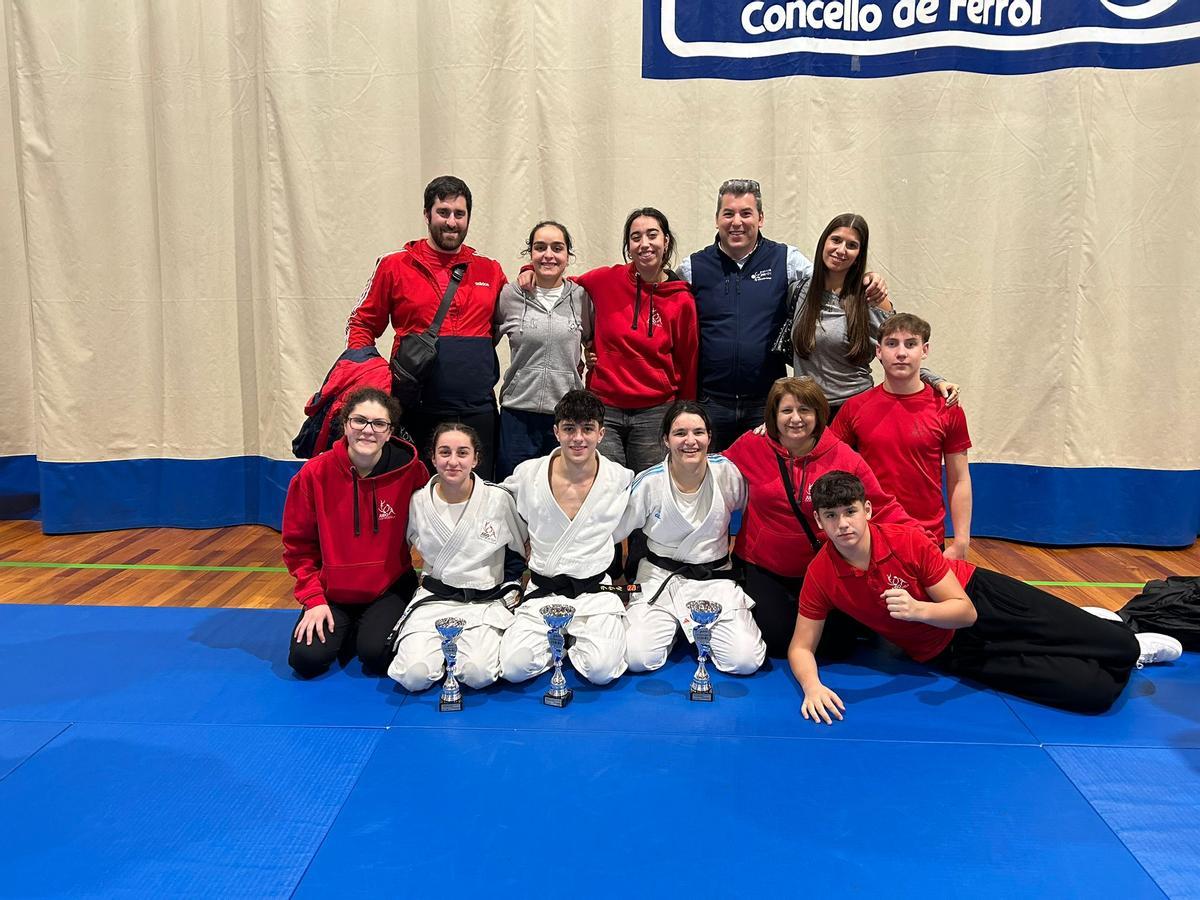 Los judokas y entrenadores del Compostela y Teo Judo Club, presentes en el Gallego.