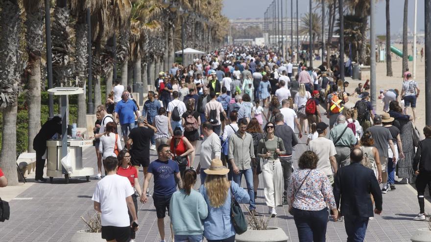 Los valencianos disfrutan de la playa y las terrazas este 1 de mayo