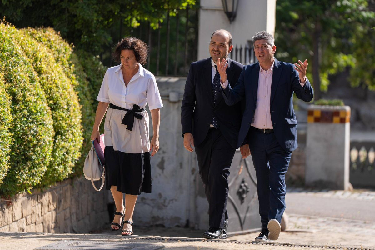 La consellera d'Economia i Finances, Alícia Romero; el conseller de la Presidència, Albert Dalmau; y el alcalde de L'Hospitalet, David Quirós, a su llegada al Palauet de Can Buxeres.