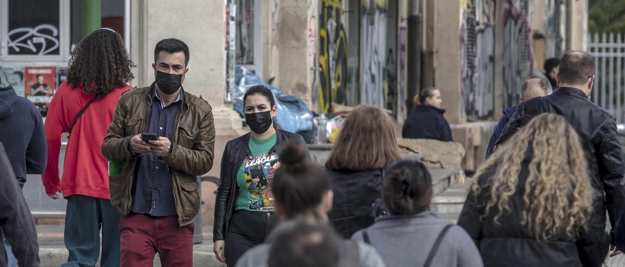 Ciudadanos con mascarilla cruzan un paso de cebra de las Avenidas