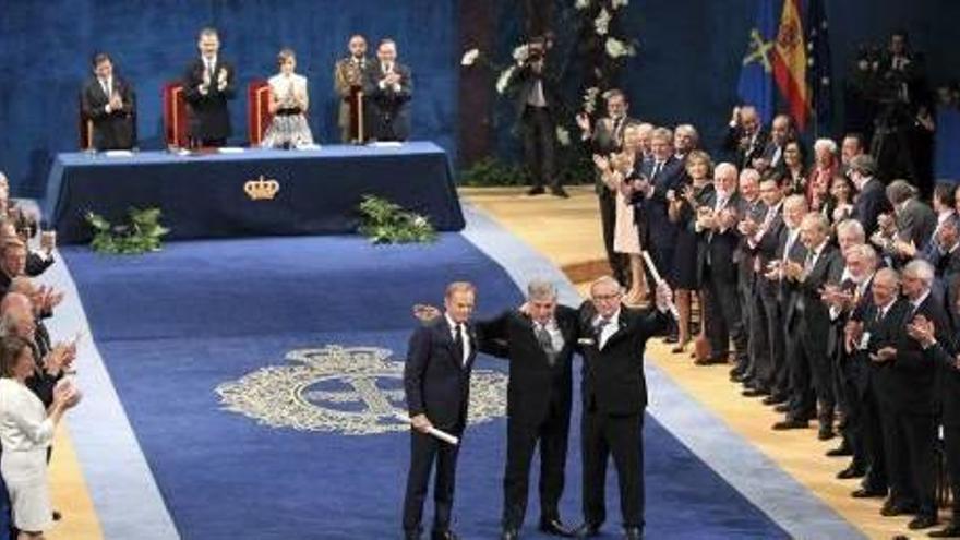 Antonio Tajani, Jean Claude Juncker i Donald Tusk, recollint el premi Princesa d&#039;Astúries amb el Rei al fons.