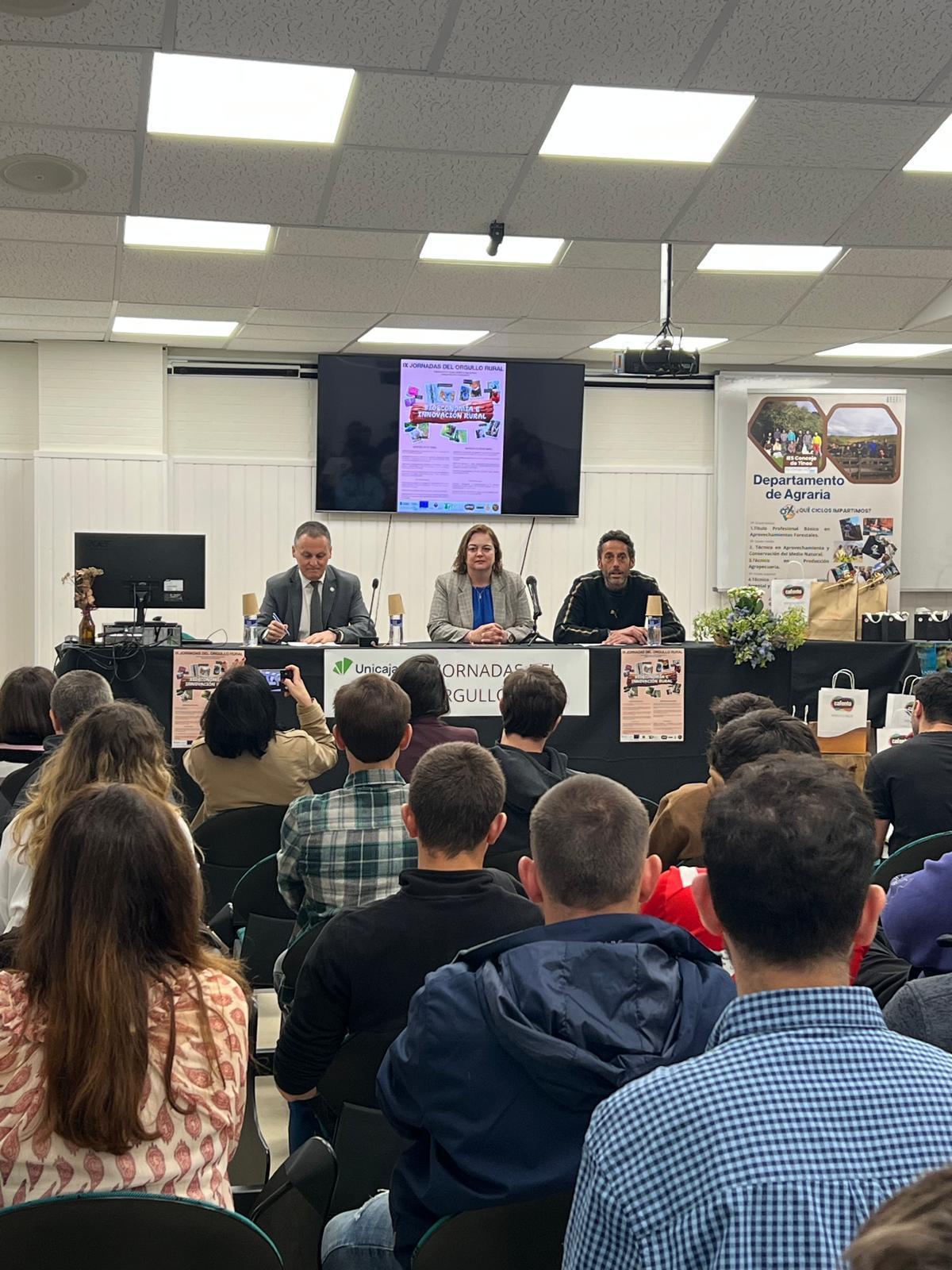 Inauguración de las jornadas con Ángel Balea, director general de FP; la alcaldesa, Montse Fernández, y el director del centro David Rodríguez.