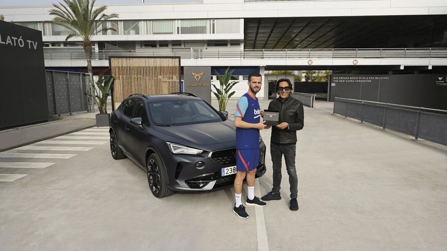 Los jugadores del Barça ya disfrutan sus Cupra personalizados