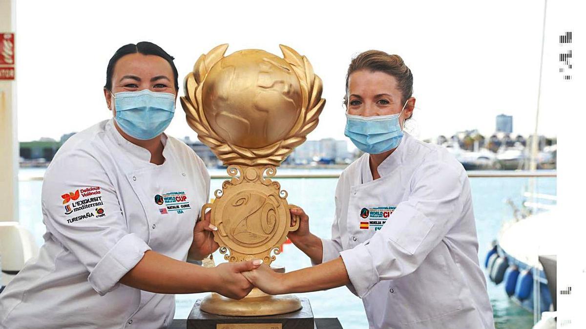 La cocinera estadounidense Nathalie Curie, subcampeona, y la ganadora Noelia Pascual.  | VISITVALENCIA