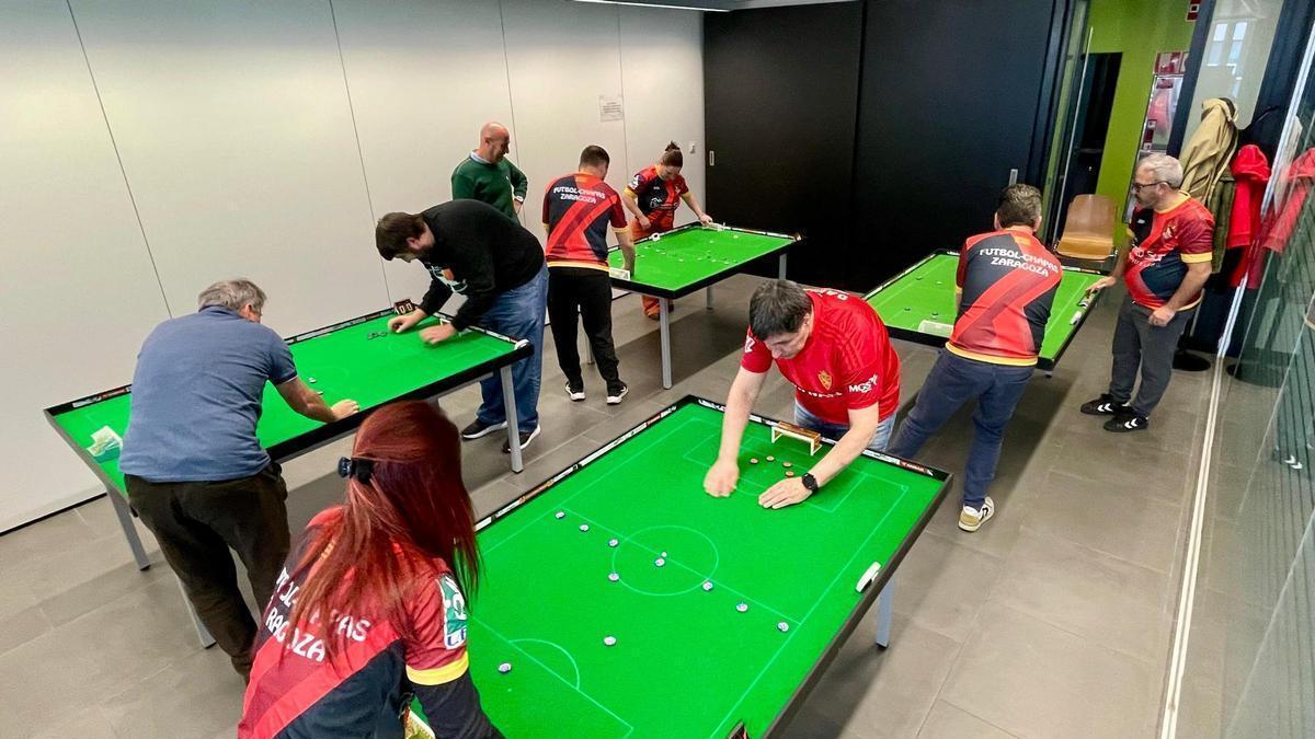 Que no te den la chapa con el Mundial de fútbol: el juego infantil también es una competición en Zaragoza