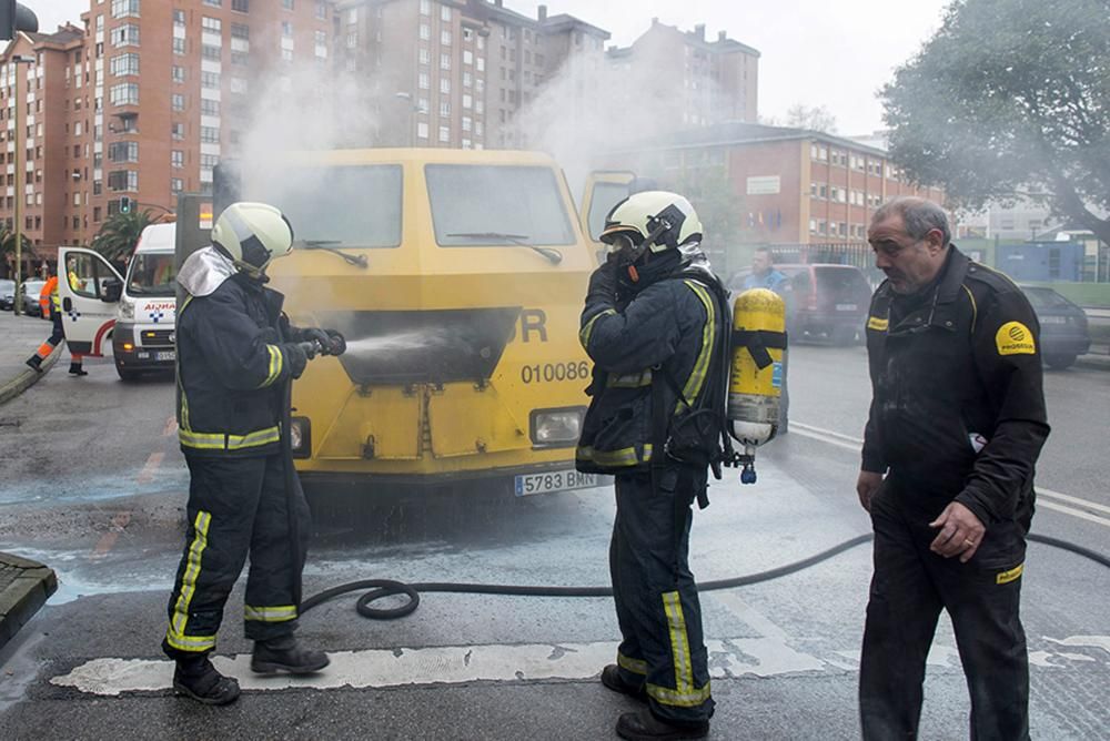 Bomberos trabajan en la extinción de un incendio en un camión blindado