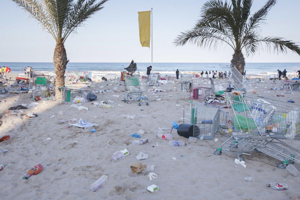 El macrobotellón de Santa Faz deja en la playa miles de kilos de basura