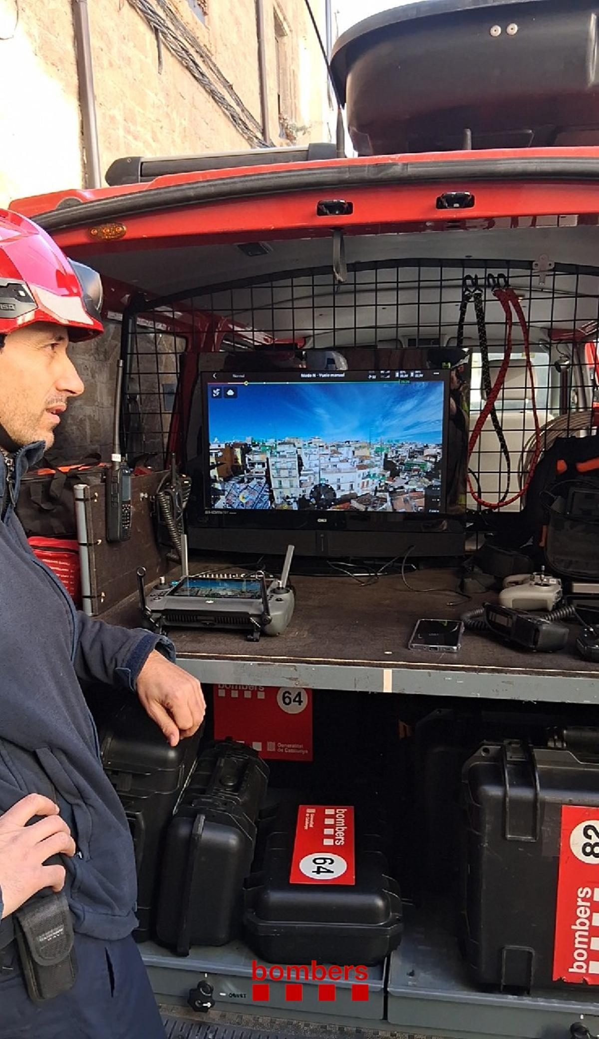 Efectius del Grup d'Estructures Col·lapsades i de l'equip de Drons de la unitat de Mitjans Aeris dels Bombers han inspeccionat la casa cremada