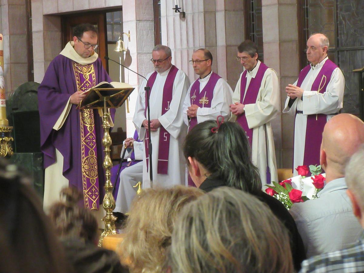 Los sacerdotes que celebraron el funeral; a la derecha, el vicario general de la diócesis, Jorge Juan Fernández Sangrador, hermano del fallecido.