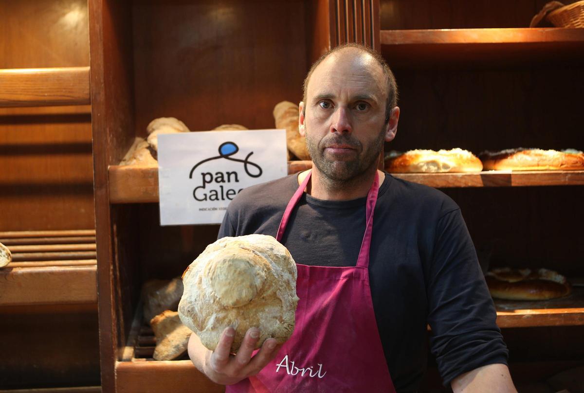 Javier Nercellas sostiene un pan artesanal en el despacho de Forno Nercellas.