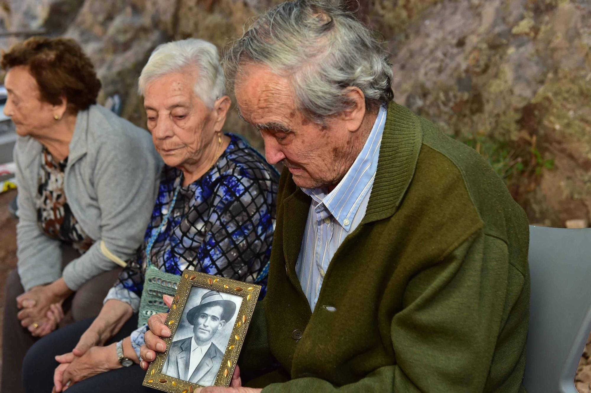 Fotogalería | Las familias de los represaliados de la mina La Paloma presencian las primeras exhumaciones