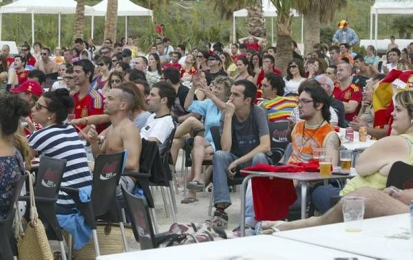 La afición zaragozana apoya a España en su debut en Las Playas