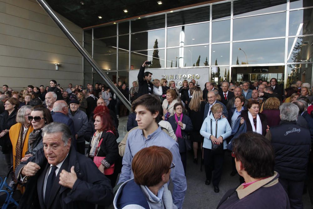 Los asistentes al funeral abandonan el tanatorio