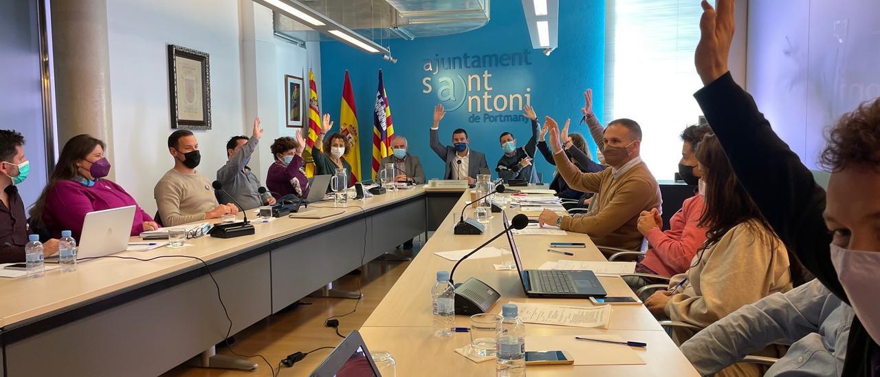 Joan Torres, a la izquierda del alcalde, Marcos Serra, en el momento de la votación en que se desmarca de sus socios de gobierno.