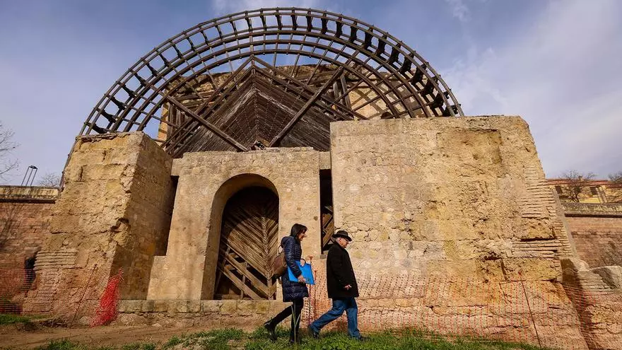 Los arqueólogos descubren el origen almohade de la noria de la Albolafia durante su limpieza