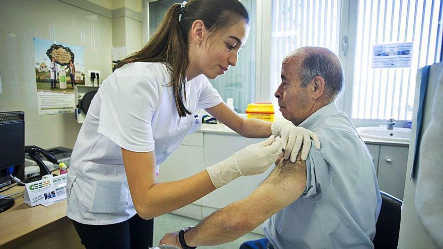 Sanidad quiere vacunar de la gripe al 75 % de los mayores para no colapsar los hospitales